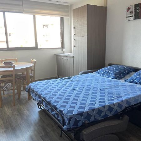 Fréjus, Studio dans résidence avec Piscine Exterior foto